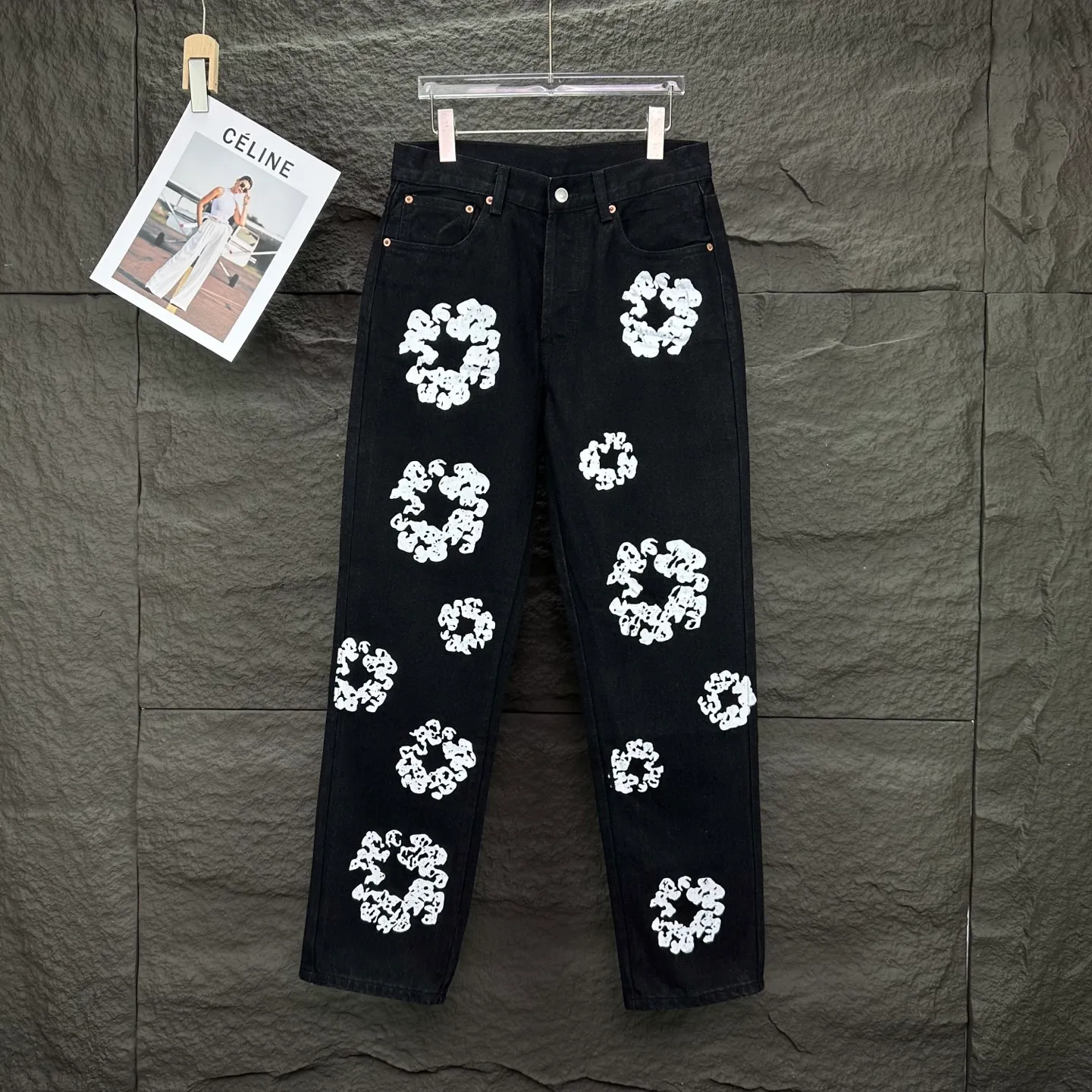 P230 Denim Tears 2025 new limited edition gem-inlaid kapok couples' washed jeans 🔥High version🔥High version🔥Top ceiling quality Styles with different washed textures are very friendly to people with thin legs and thick legs. The straight version is very flattering to the leg shape. Moderate length that never goes out of style, easy to match with casually, basic styling for various styles, a must-have in the wardrobe! The fabric is stiff but also makes the upper body soft without losing texture. The washing process is even more perfect. It is a must-have item for everyone! ! ! Washed wheat, hang tag, pants label, complete with three labels Color: black, blue, gray Size: 28, 30, 32, 34, 36 (five sizes)